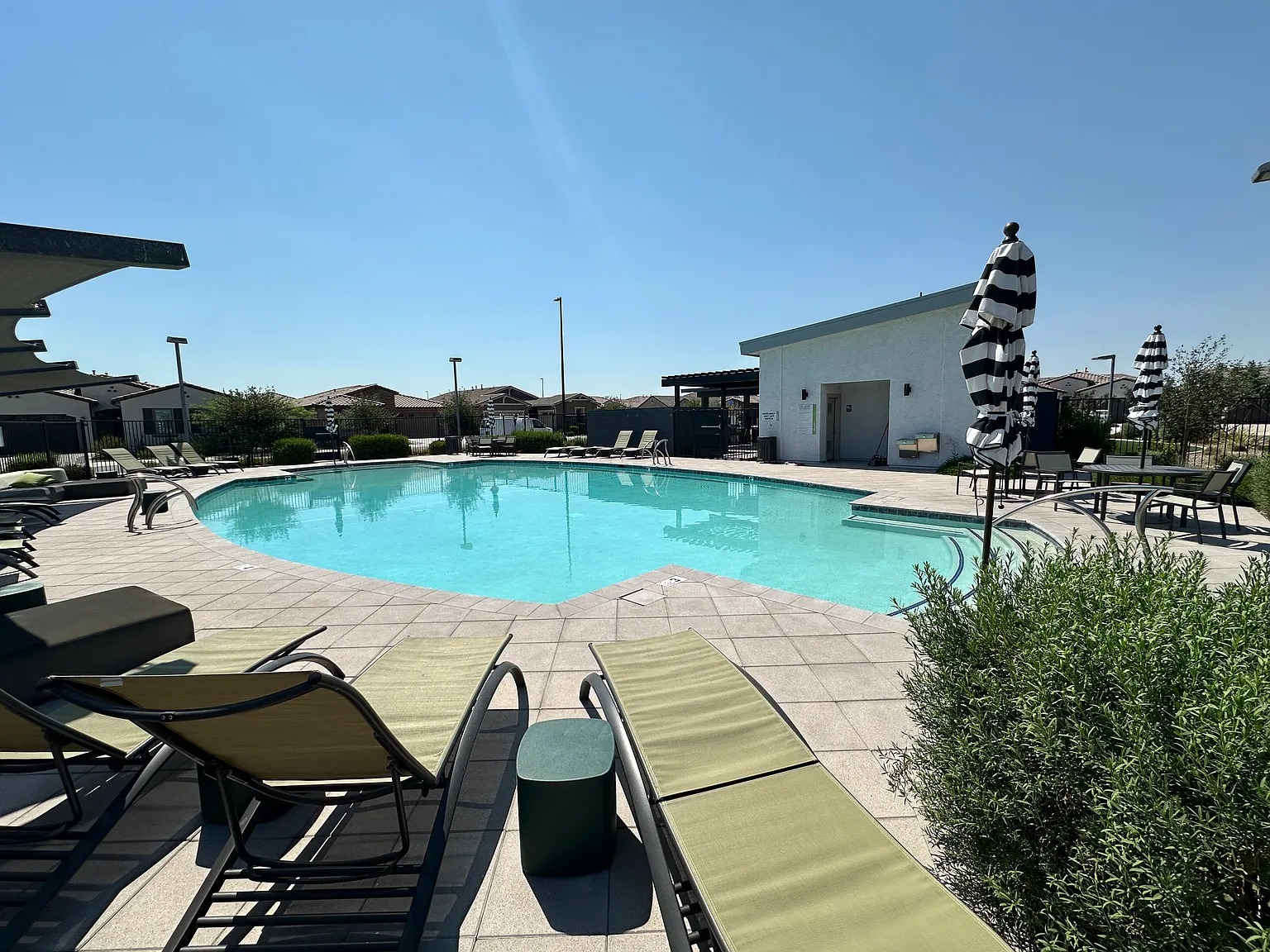 4 bed, 3.0 bath, 2338 sqft, $2,995 — Photo 3