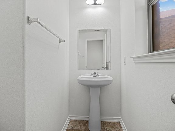 5th image of 909 Lily Pad Ln