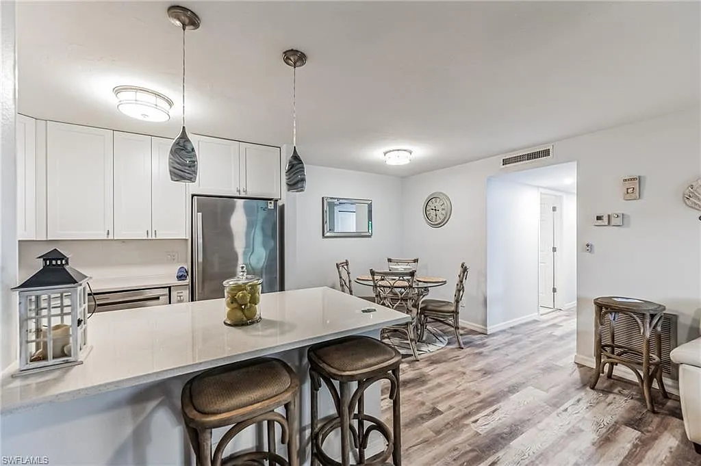 2 bed, 2.0 bath, 826 sqft, $2,500 — Photo 2