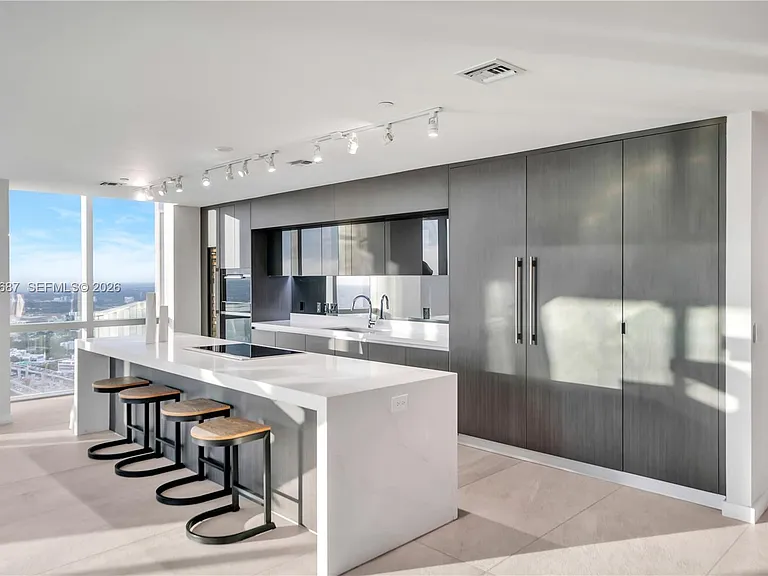 851 NE 1st Ave #Penthouse 4612 — Photo 4