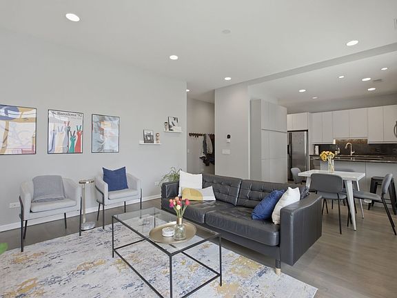 4th image of 623 W Barry Ave #1