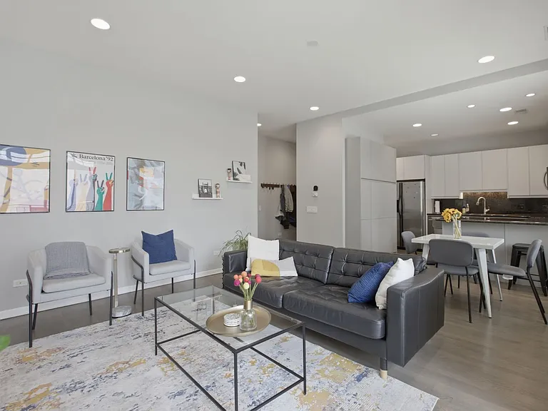 623 W Barry Ave #1 — Photo 4