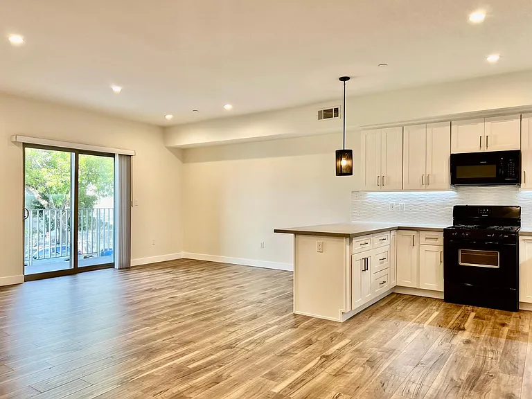 340 N Oxford Ave #202 — Photo 6
