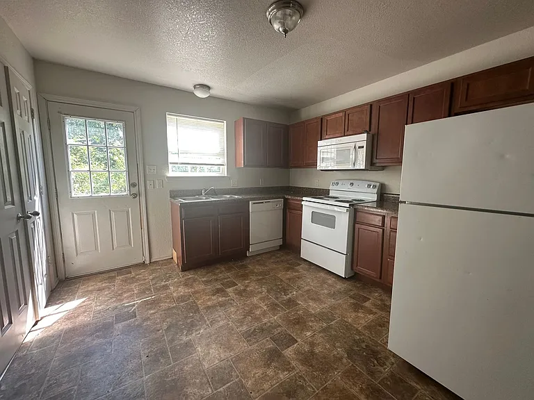 1131 E 9th St — Photo 3