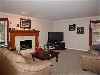 3rd image of 1402 Castlewood Dr