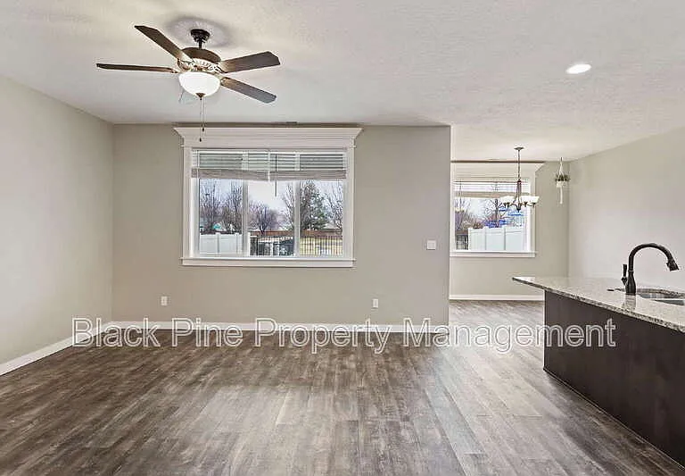 1873 N Justin Ave — Photo 9
