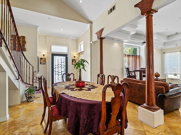 3rd image of 2110 E Glenoaks Blvd