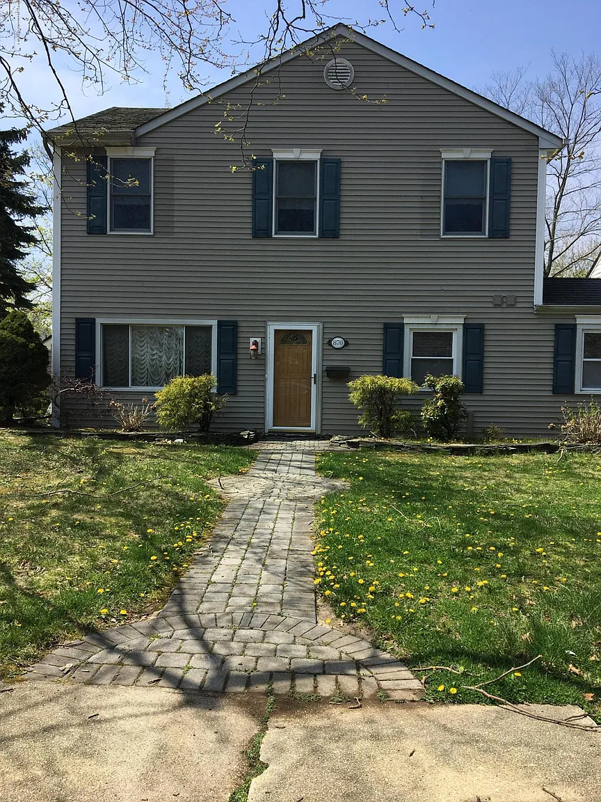 870 Woodgate Ave photo 1