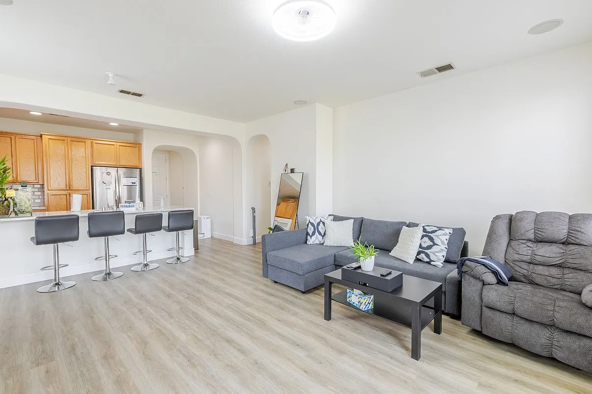 2 bed, 1042 sqft, $2,595 — Photo 3