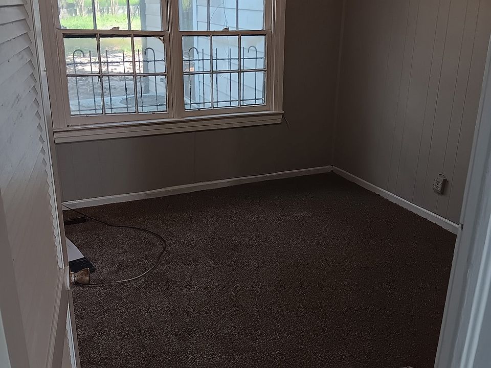 2nd image of 733 Center Pl SW