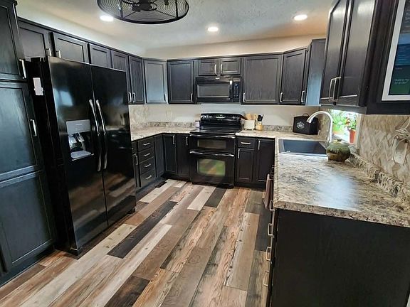 2nd image of 282 N Oak St