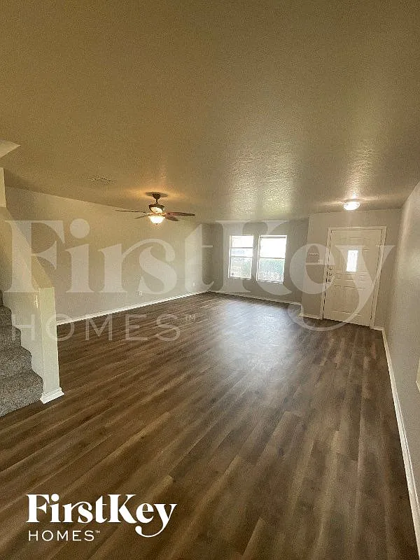 3 bed, 2.0 bath, 3206 sqft, $2,265 — Photo 2