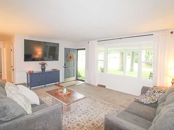 3rd image of 340 Woodside Dr