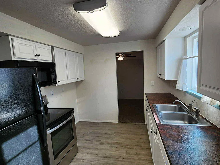 470 W Ridgeway Ave — Photo 6