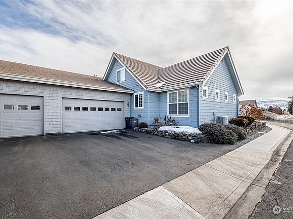 Two car garage on corner lot>