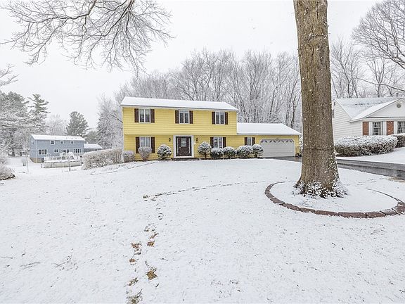 2nd image of 18 Bent Oak Rd
