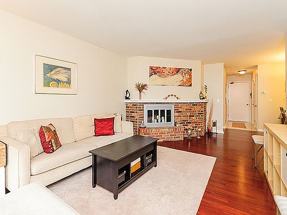 4th image of 29W390 Emerald Green Dr Unit B