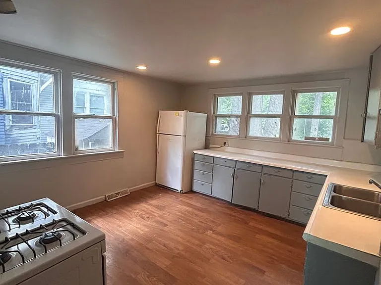 3006 Thompson Ave — Photo 3