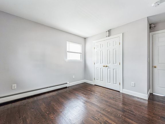 5th image of 2792 Beach Ave