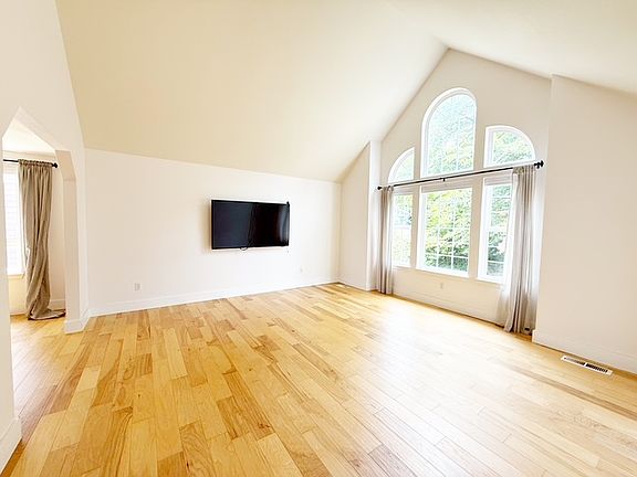3rd image of 1128 NW Thornwood Cir