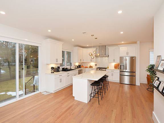 4th image of 65 Franklin St Unit B