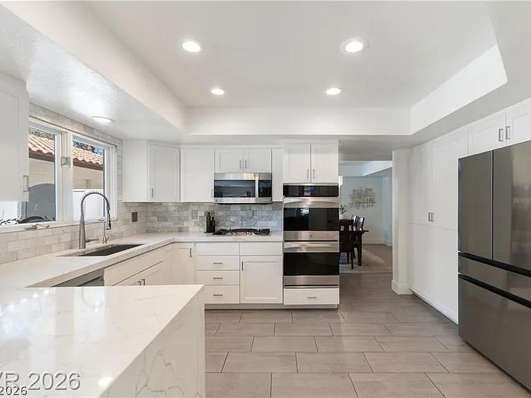 2233 Versailles Ct — Photo 18