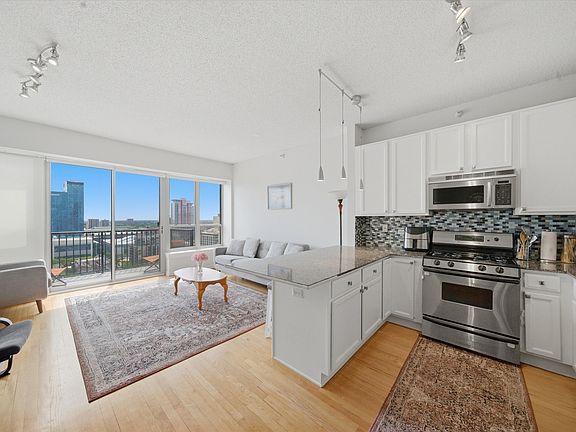 4th image of 1717 S Prairie Ave APT 2207
