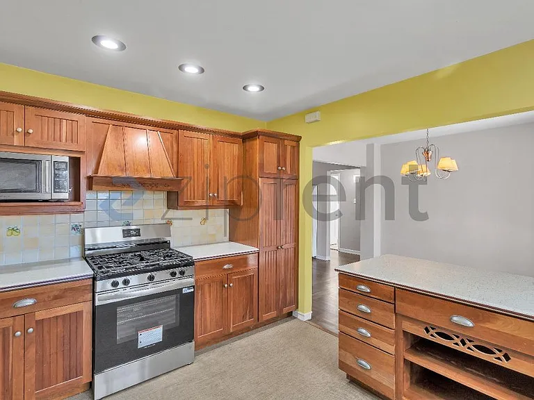 619 35th St — Photo 12