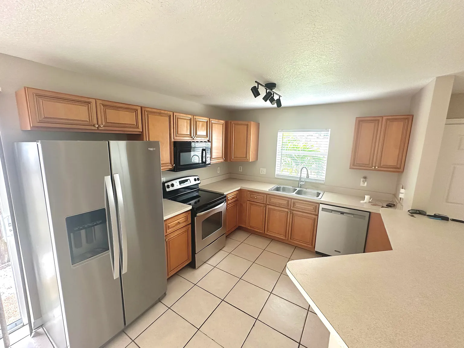 3 bed, 1215 sqft, $2,300 — Photo 4