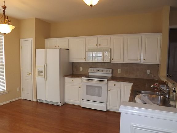 Kitchen with all appliances