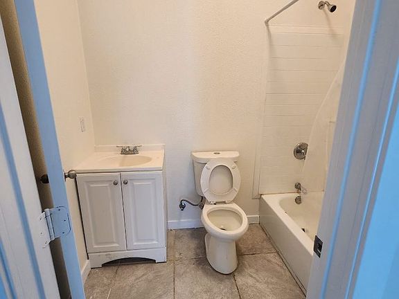 5th image of 300 E 42nd Pl #4252