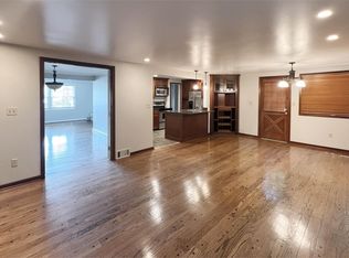 7118 Mission Rd, Prairie Village, KS 66208