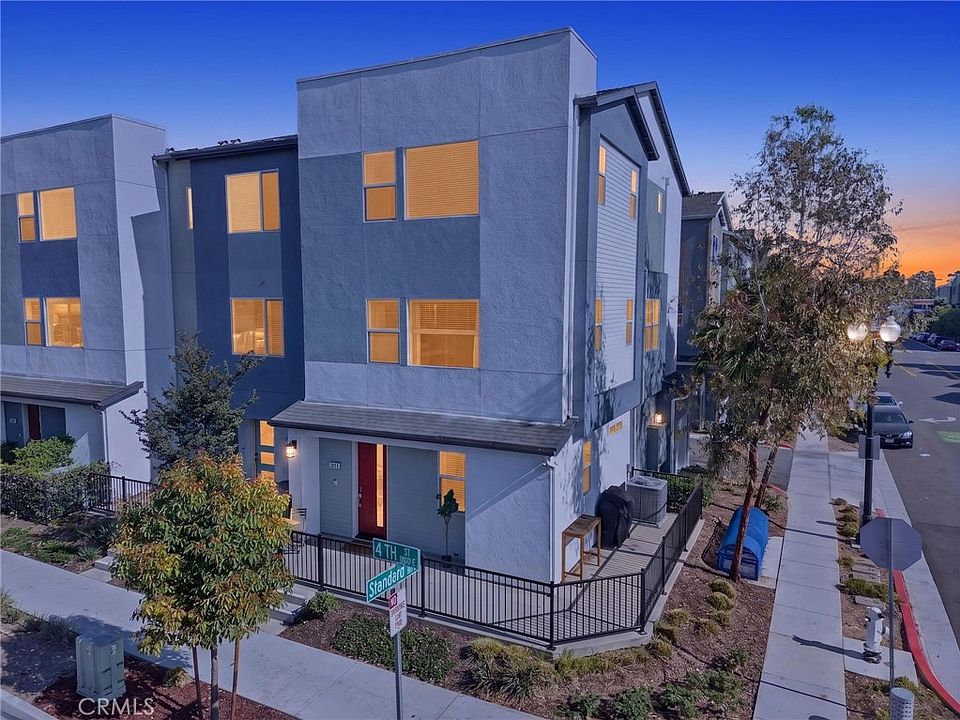 1st image of 1016 E 4th St