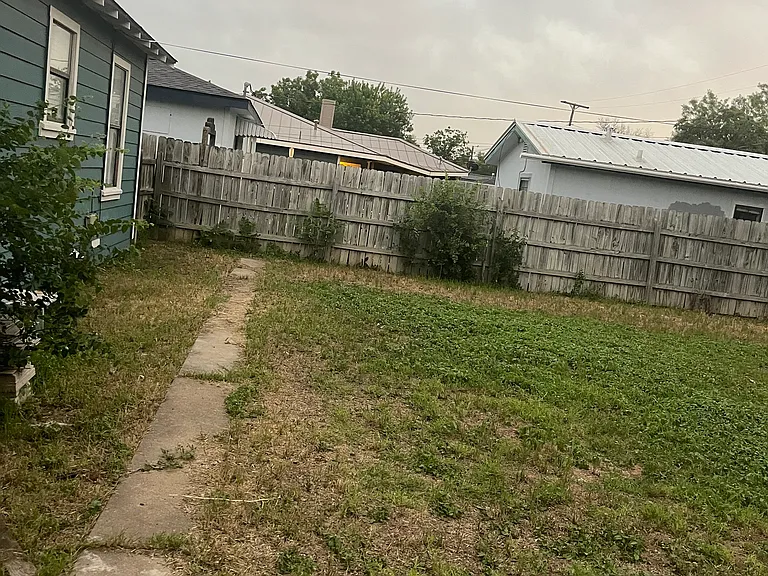 1617 S Park St — Photo 16