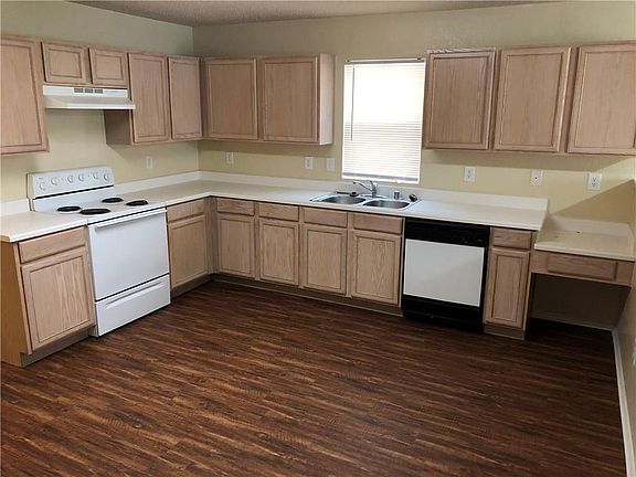 5th image of 16120 Hollyhill Ct