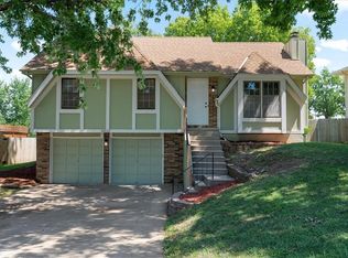 14121 S Cottonwood Dr, Olathe, KS 66062