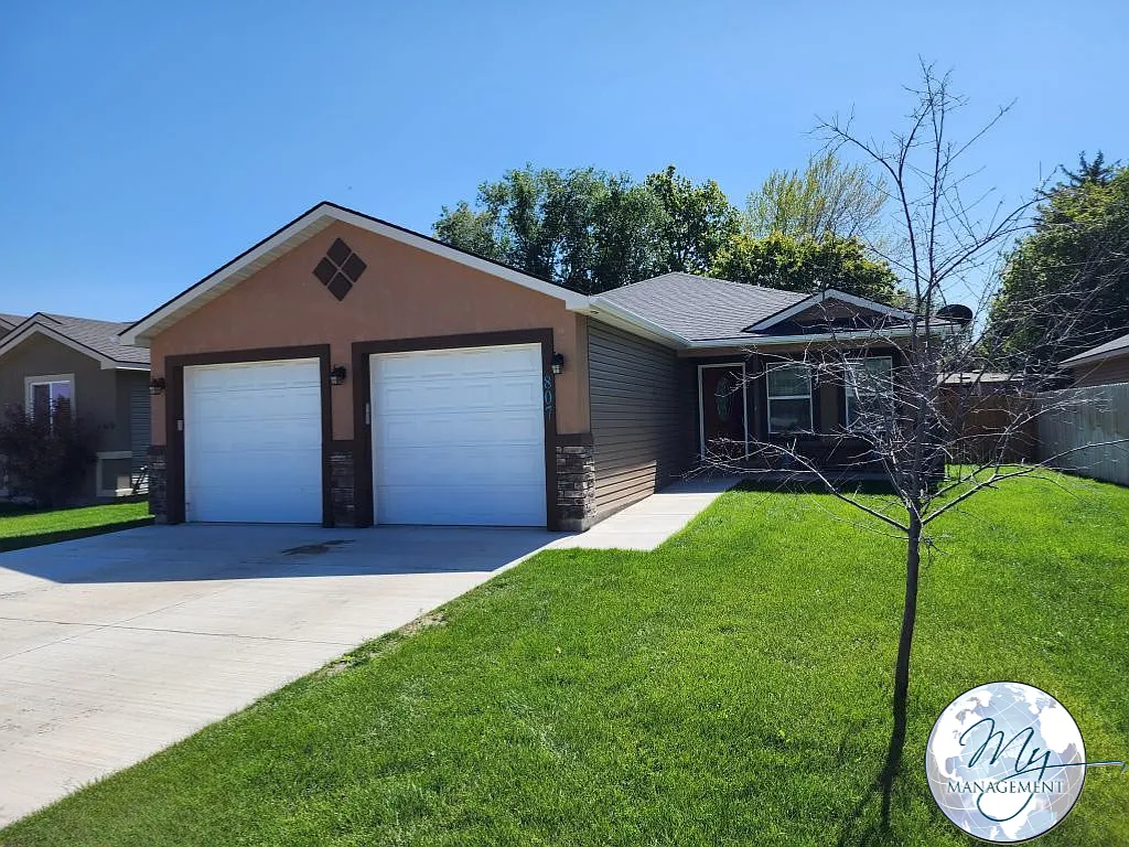 $2000 | 3-bed 2-bath House |807 E Ave A, Jerome ID — Photo 1