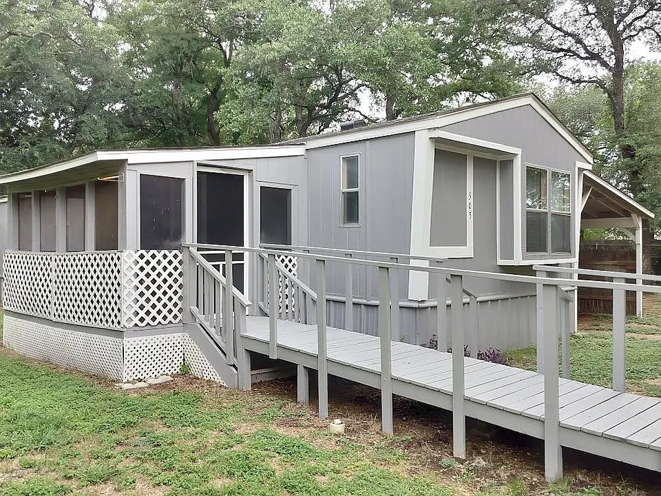 305 Woods Ln