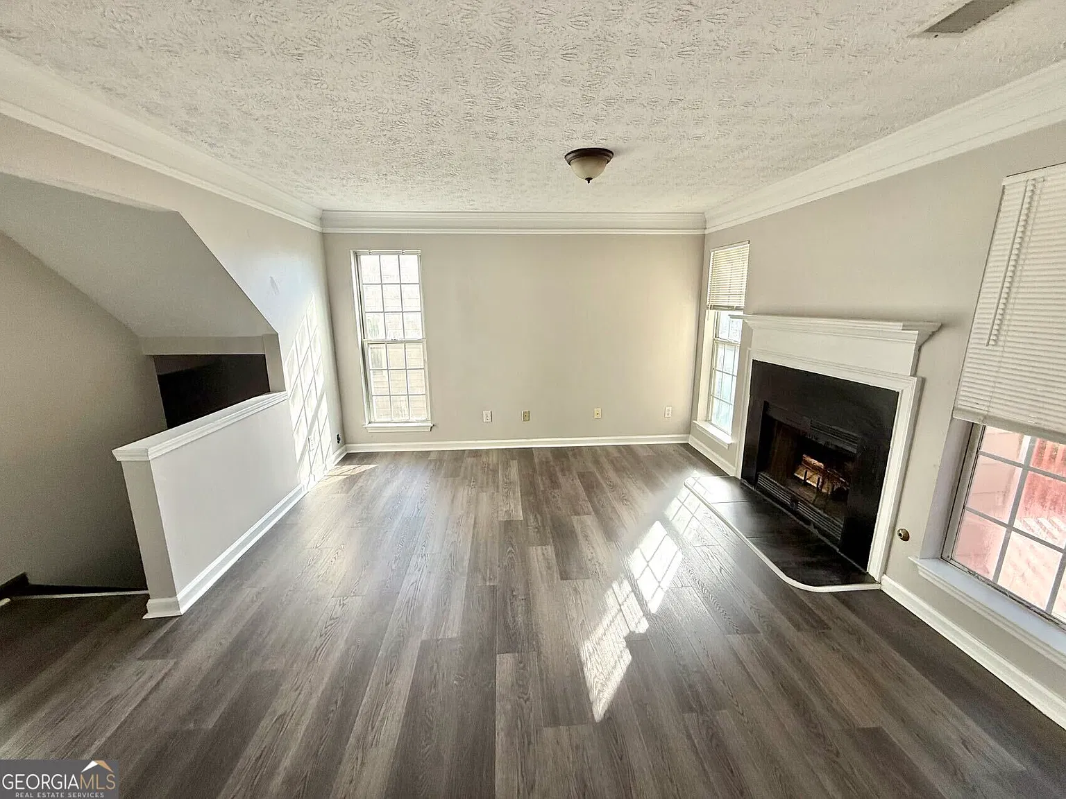 3 bed, 2.5 bath, 1596 sqft, $1,995 — Photo 4