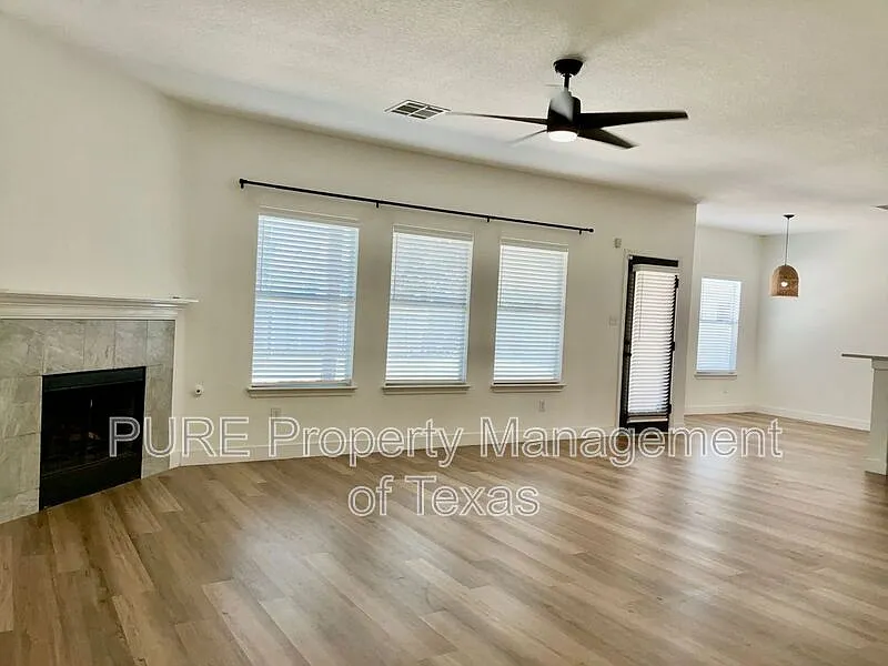 4 bed, 2.5 bath, 2554 sqft, $2,195 — Photo 4