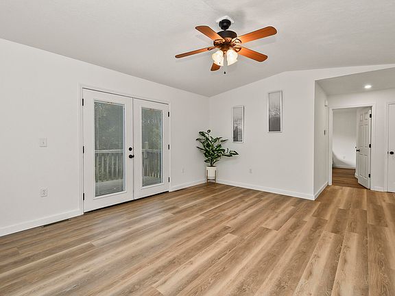 3rd image of 103 E Horseshoe Drive