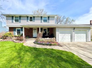 180 Robin Hill Dr, Williamsville, NY 14221