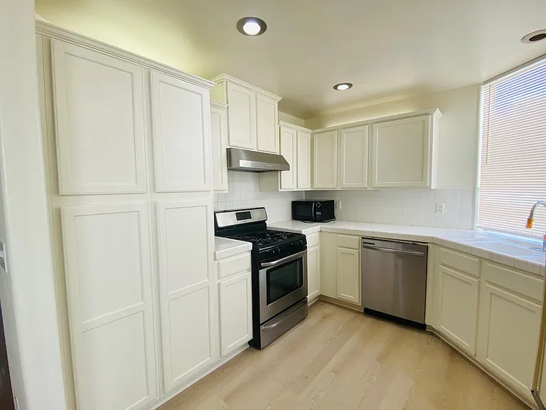 305 W Newby Ave #J — Photo 6