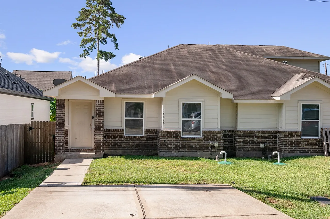 3 bed, 1064 sqft, $1,395 — Photo 1