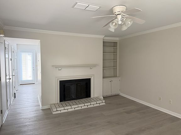 4th image of 305 Brentwood Point