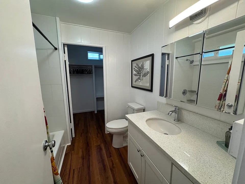 1/1 full bathroom w/ step-in shower