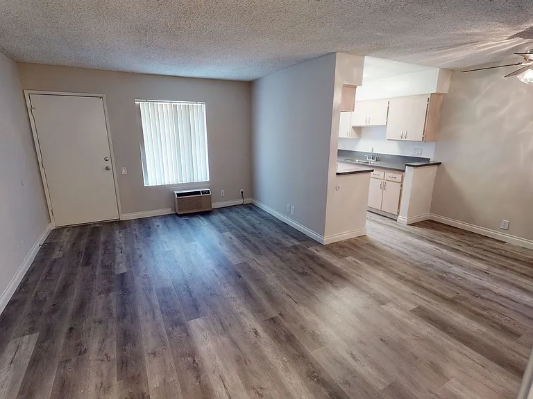 Collins Apts..Gorgeous Newly Remodeled Spacious Units Available..Great Location! — Photo 7