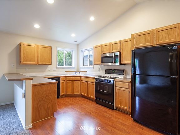 Kitchen with eating bar