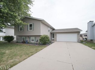 2812 Rocksbury Dr, Bloomington, IL 61705