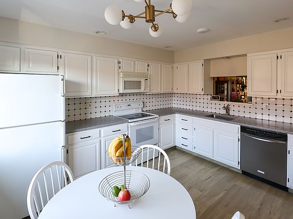 Kitchen (main floor)